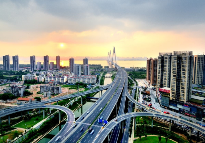 广州疫情近期，一座超大型城市的韧性大考