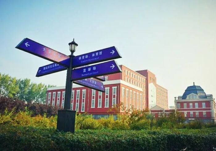 合肥路牌下的广西米粉，当错位成为城市的隐秘诗行