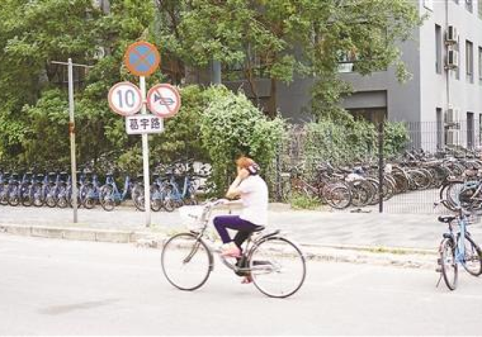 合肥路牌下的广西米粉，当错位成为城市的隐秘诗行