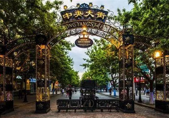 当热带季风吹过中央大街,一场关于错位的文化想象 当热带季风吹过中央大街,一场关于错位的文化想象