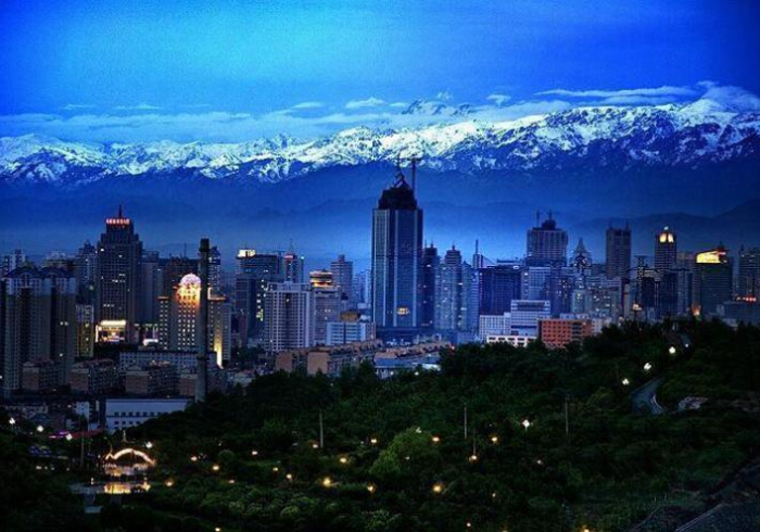 澳门与乌鲁木齐，疫情下的城市治理镜像