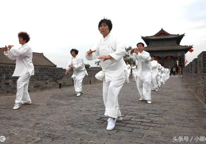 澳门与乌鲁木齐，疫情管控下的双城记与治理启示