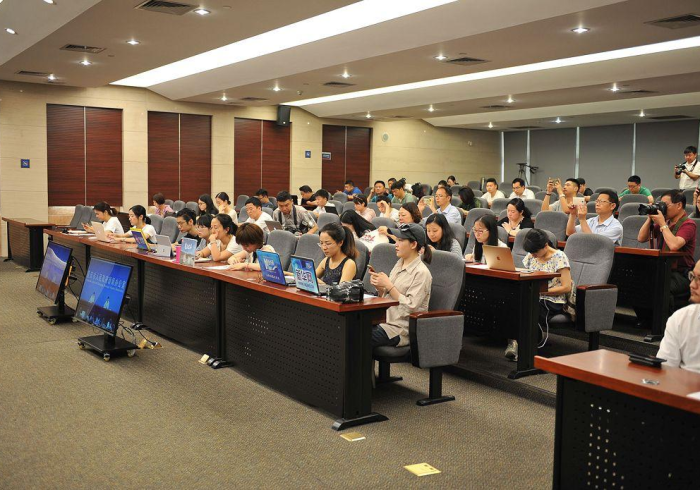 澳门与乌鲁木齐，疫情管控下的双城记与治理启示