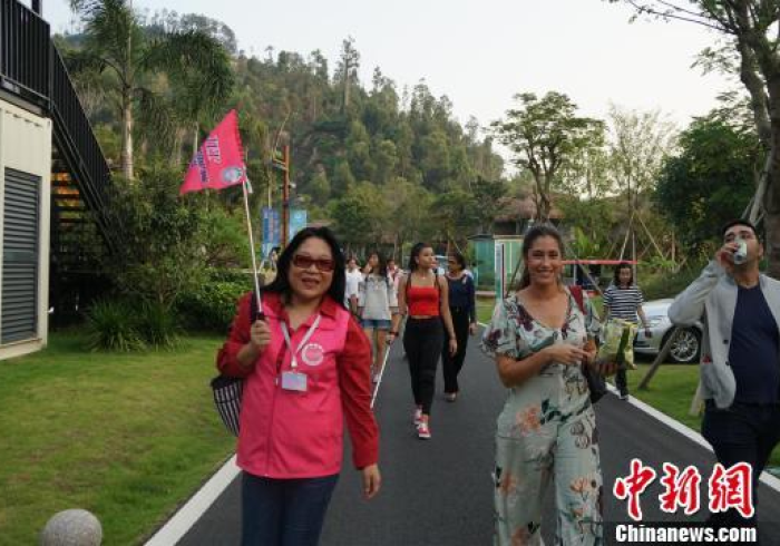 澳门入关上海，双城记里的中国叙事