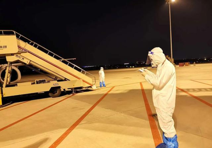 机场战疫,国门第一关的精密防线与人文温度 机场战疫,国门第一关的精密防线与人文温度