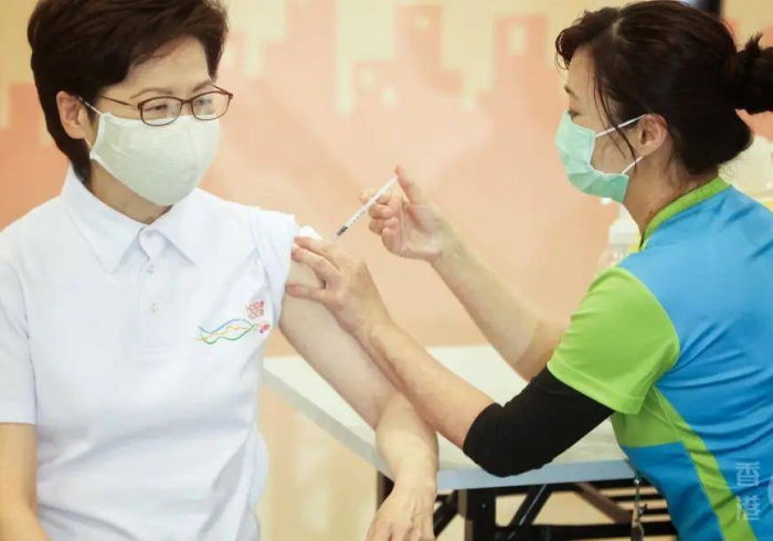 北京疫苗,香港能打吗?疫情下的跨境健康与信任之问 北京疫苗,香港能打吗?疫情下的跨境健康与信任之问